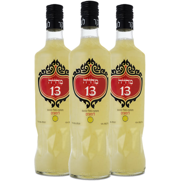 שלושה בקבוקי מחייה 13 לימונים 700 מ''ל במבצע תחת מותג 'מועצת המיץ' בעיצוב קלאסי עם רקע אדום