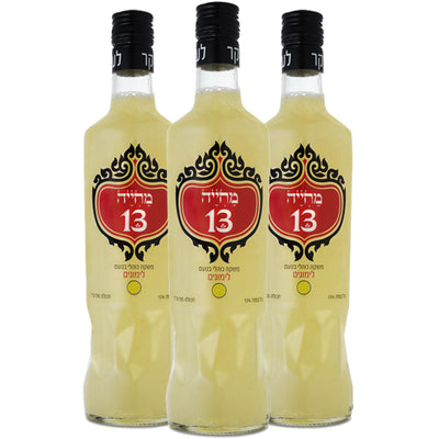 שלושה בקבוקי מחייה 13 לימונים 700 מ''ל במבצע תחת מותג 'מועצת המיץ' בעיצוב קלאסי עם רקע אדום