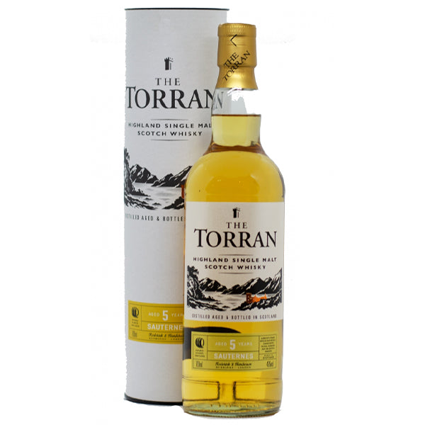 בקבוק וויסקי טורן 5 שנים סוטרן 700 מ''ל מסדרת 'THE TORRAN' מילגת גבעתיונות ברקע קופסת האריזה