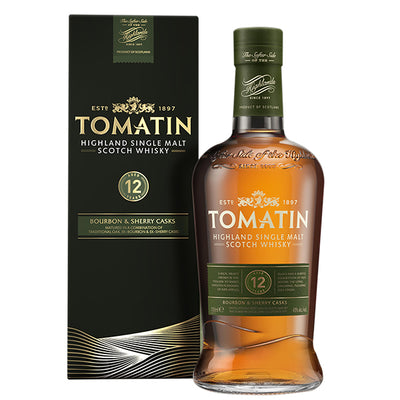 בקבוק וויסקי טומאטין 12 שנים 700 מ''ל עם אריזתו בגוונים שחור וזהב ופרטים כתומים||