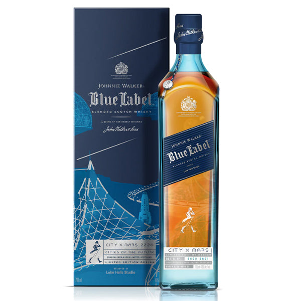 בקבוק וויסקי ג'וני ווקר בלו לייבל מהדורה מיוחדת מארס 2220 לצד קופסת מעצב בחנות יאן משקאות