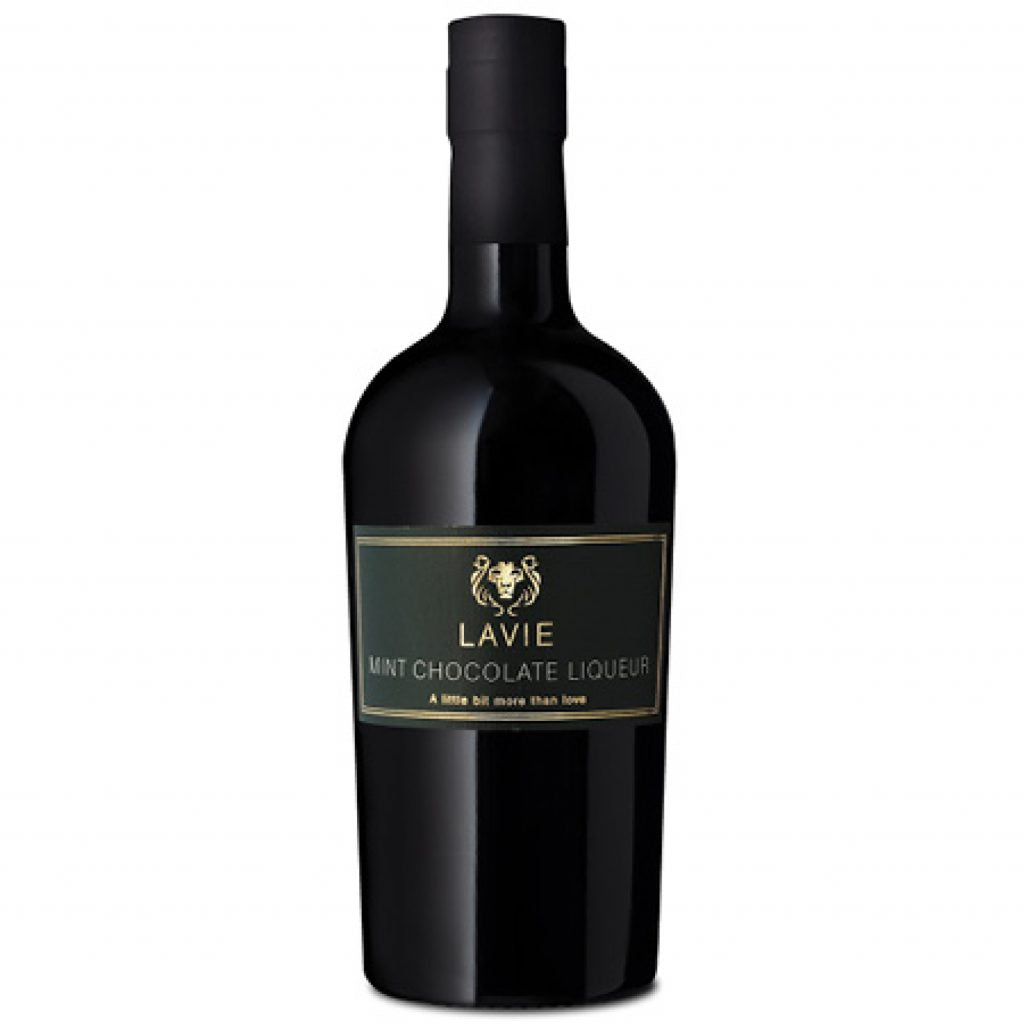 בקבוק ליקר לביא שוקולד מנטה 500 מ''ל בצבע שחור וזהב עם לוגו של אריה