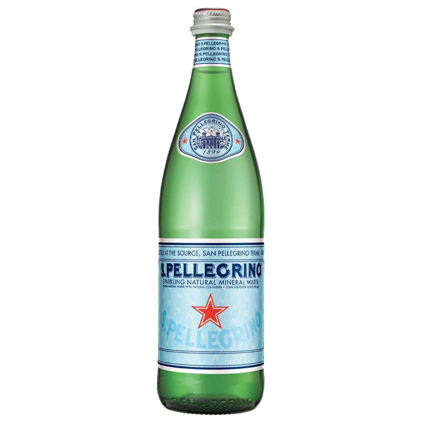 בקבוק סן פלגרינו 750 מ''ל על רקע ירוק לגימה מרעננת ממים מינרליים איכותיים