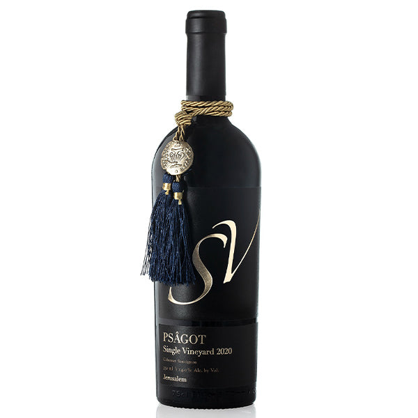 בקבוק יין איכותי פסגות קברנה סוביניון יחידת כרם 750 מ''ל מעוטר בעיצוב יוקרתי עם צמרת כחולה וחוט זהב