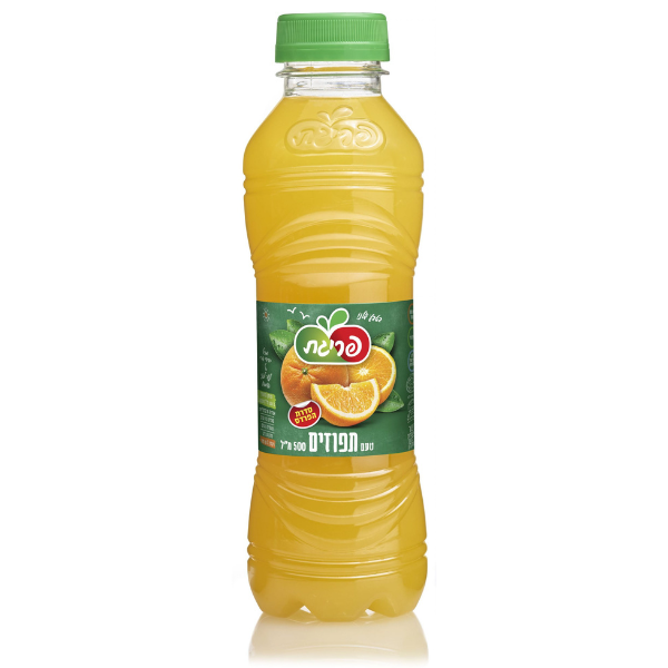 בקבוק משקה תפוזים פריגת 500 מ''ל עם תווית ירוק ולבן חלק מחבילות משקאות קלים ומשלימים