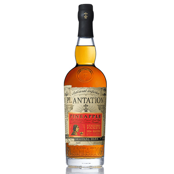 בקבוק רום פלנטיישן אננס 700 מ''ל עם תווית עיצובית ורקע סימני מפעל ושוקוליט