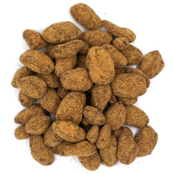 חטיף פקאן מצופה לוטוס כשר 200 גרם חום כהה עם טקסטורת קראנץ' מונח על רקע לבן