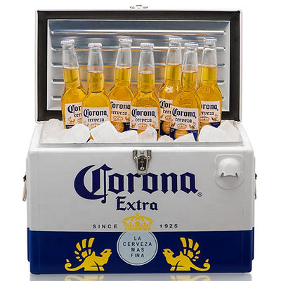 צידנית קורונה עם 18 יח' קורונה אקסטרה בירה לאגר מונחת על קרח