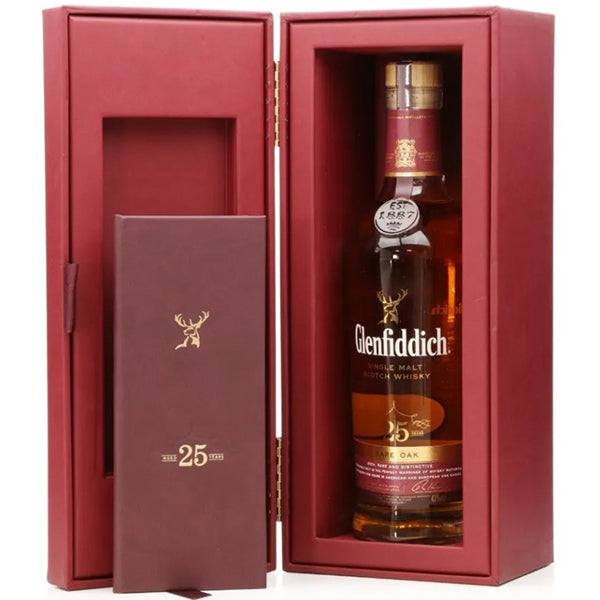 בקבוק וויסקי גלנפידיך 25 שנה 700 מ''ל מופיע בקופסה אלגנטית בצבע סגול-בורדו