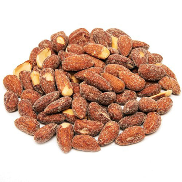 ערימה של 200 גרם שקד בטעם מעושן כשר נישנושים על רקע מצופים בסוכר