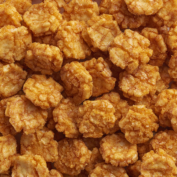 קרוב-אפ של ערימת צ'יפס תירס 200 גרם חטיף תאלנדי *כשר מושלם לליווי משקאות במפגשים חברתיים