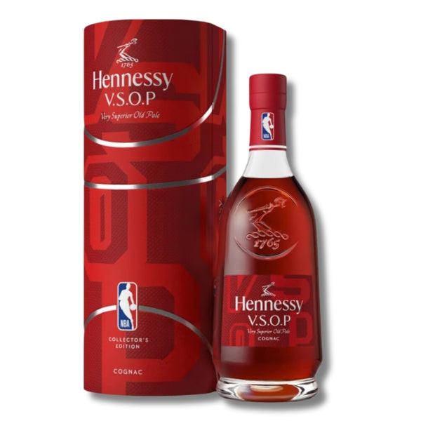 ||בקבוק קוניאק הנסי VSOP 700 מ''ל מהדורת NBA באריזה מהודרת בצבע לבן עם רצועות כסוף ואדום