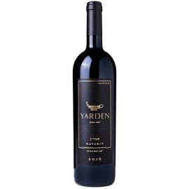 בקבוק יין אדום קצרין אדום 750 מ''ל מיקבי רמת הגולן עם תווית אלגנטית בצבעים שחור וזהב.