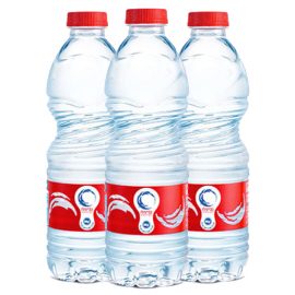 שלושה בקבוקי מים מינרלים 0.5 ליטר עם מכסים אדומים בתמונה שקופים ומלאים במים צלולים