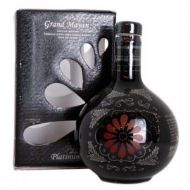 בקבוק טקילה גראנד מאיין אולטרא אינייחו 750 מ''ל בעיצוב אלגנטי בגווני שחור עם דגמים מקסיקניים